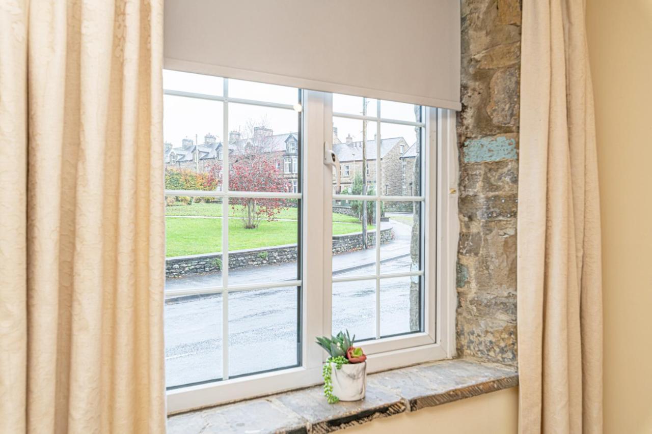 Apartment Scalebar Bridge End Mill Settle